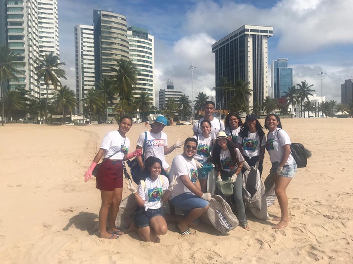 Turma de Administração e Serviço Social participando do dia Mundial da Limpeza