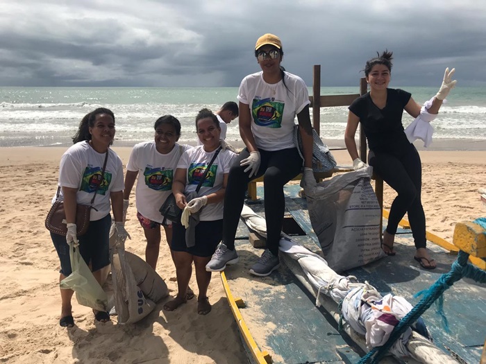 Turma de Administração e Serviço Social participando do dia Mundial da Limpeza