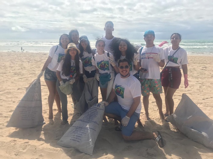 Turma de Administração e Serviço Social participando do dia Mundial da Limpeza