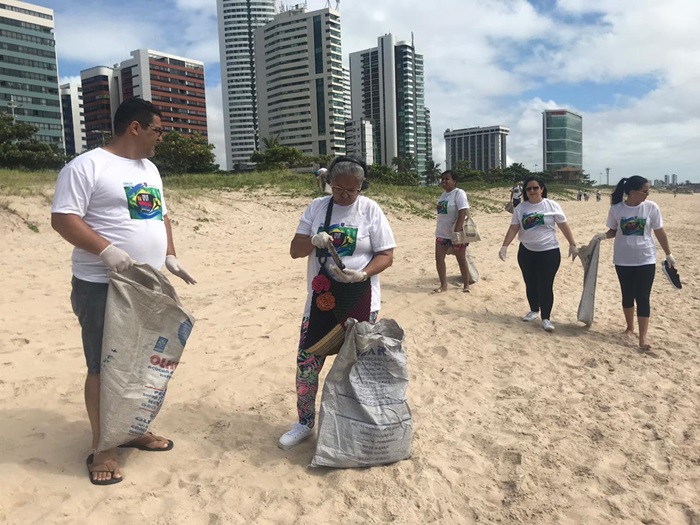 Turma de Administração e Serviço Social participando do dia Mundial da Limpeza